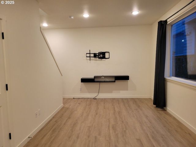 12088 Se PINE St, Portland, OR 97216