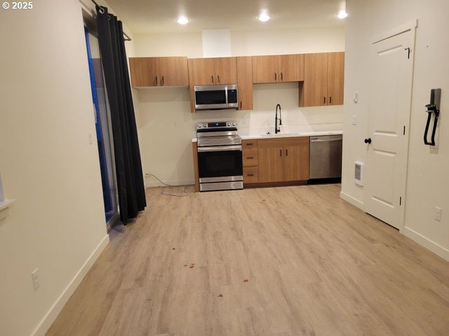 12088 Se PINE St, Portland, OR 97216