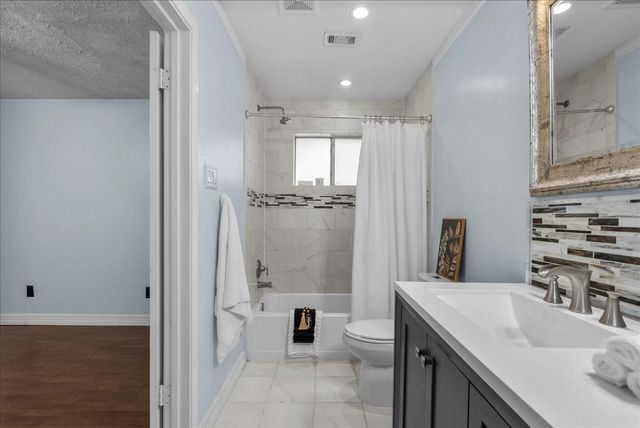 2319 Leading Edge Drive, Friendswood, TX 77546