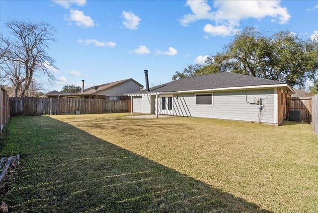 2319 Leading Edge Drive, Friendswood, TX 77546