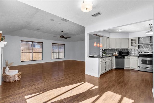 2319 Leading Edge Drive, Friendswood, TX 77546