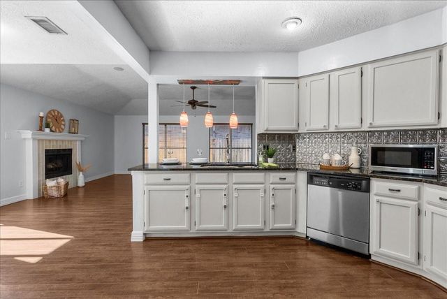 2319 Leading Edge Drive, Friendswood, TX 77546