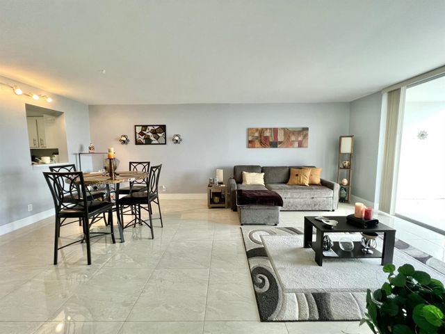 4570 NW 18th Avenue 404, Deerfield Beach, FL 33064