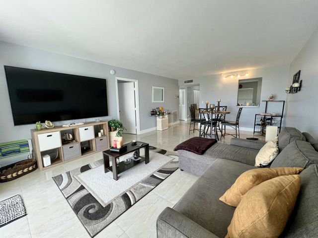 4570 NW 18th Avenue 404, Deerfield Beach, FL 33064