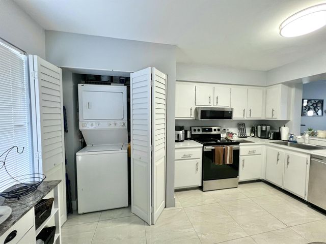 4570 NW 18th Avenue 404, Deerfield Beach, FL 33064