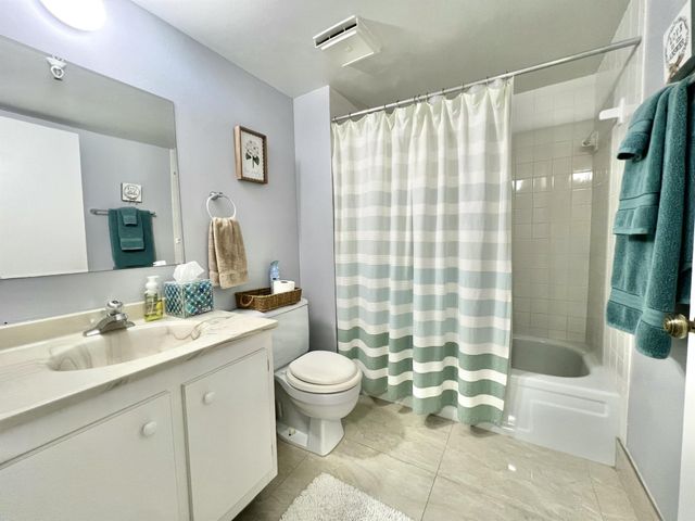 4570 NW 18th Avenue 404, Deerfield Beach, FL 33064