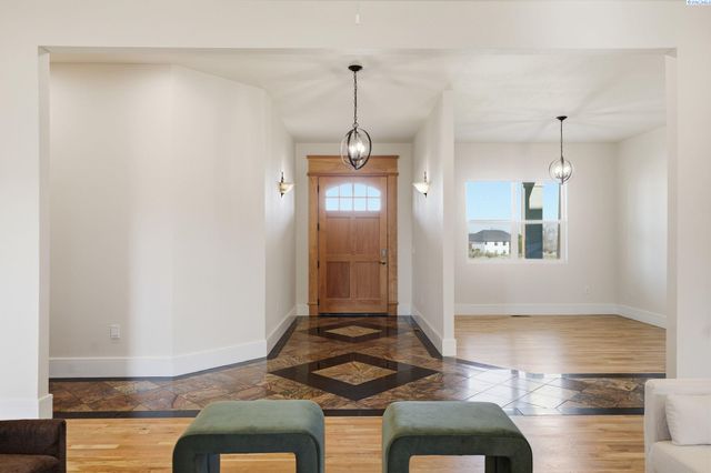 4211 Tamarack Rd, West Richland, WA 99353