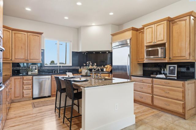 4211 Tamarack Rd, West Richland, WA 99353