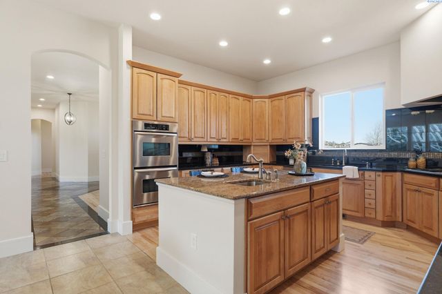 4211 Tamarack Rd, West Richland, WA 99353