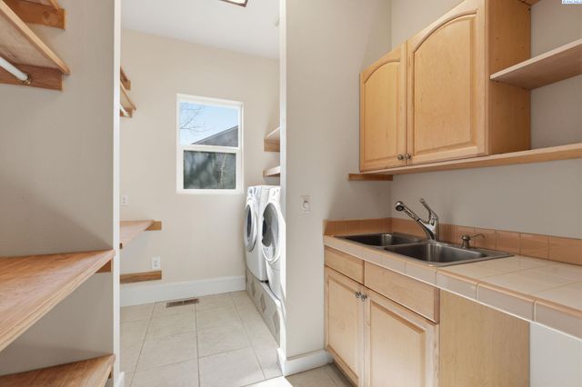 4211 Tamarack Rd, West Richland, WA 99353