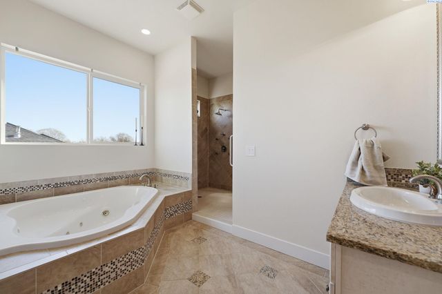 4211 Tamarack Rd, West Richland, WA 99353