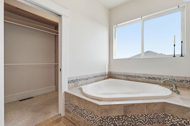 4211 Tamarack Rd, West Richland, WA 99353