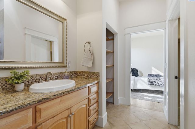 4211 Tamarack Rd, West Richland, WA 99353