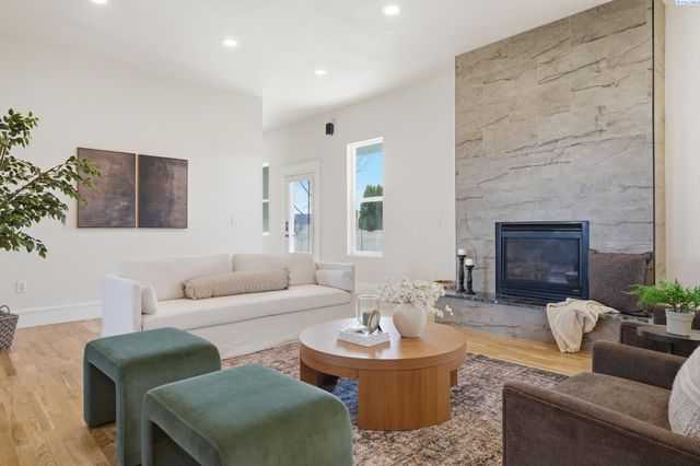 4211 Tamarack Rd, West Richland, WA 99353