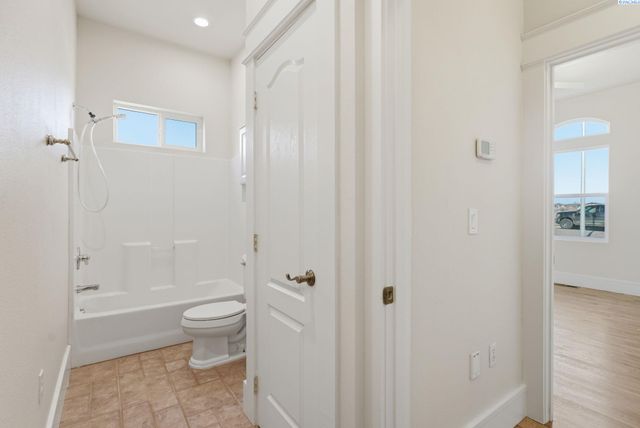 4211 Tamarack Rd, West Richland, WA 99353