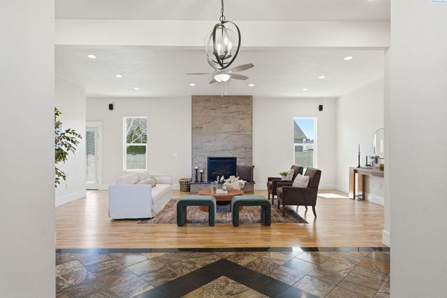 4211 Tamarack Rd, West Richland, WA 99353