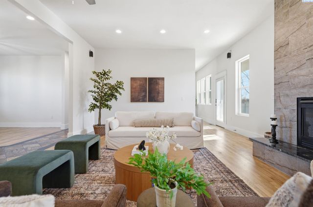 4211 Tamarack Rd, West Richland, WA 99353