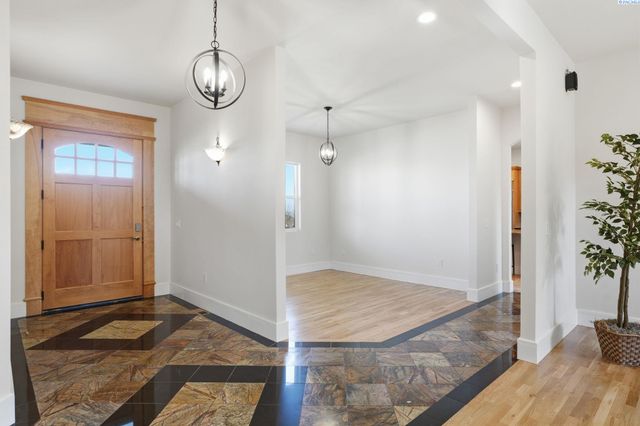 4211 Tamarack Rd, West Richland, WA 99353