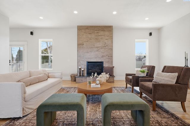 4211 Tamarack Rd, West Richland, WA 99353