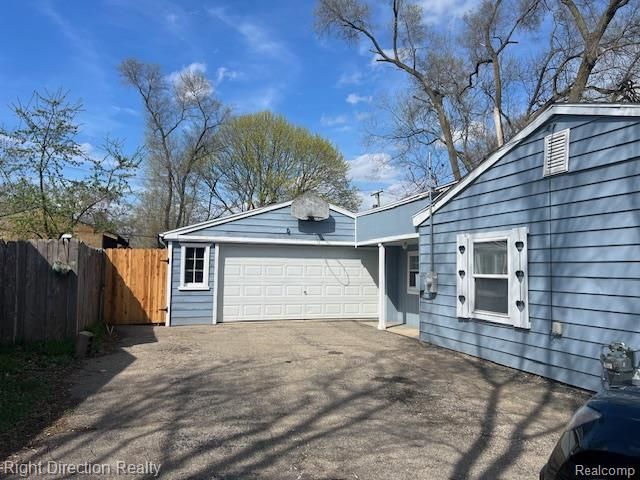 9245 Lee Road, Green Oak Township, MI 48116