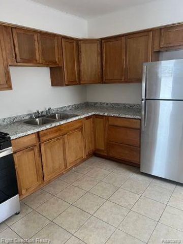 9245 Lee Road, Green Oak Township, MI 48116