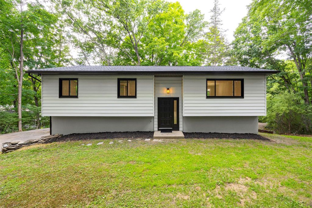 33 Stirrup Lane, Pleasant Valley, NY 12569