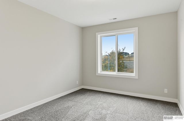 5302 S 200th Avenue, Omaha, NE 68135