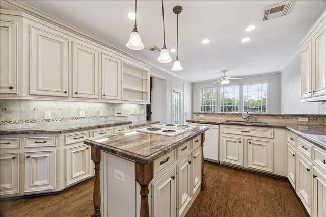 1135 Pinewood Lane, Seabrook, TX 77586