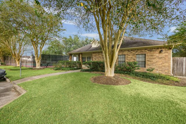 1135 Pinewood Lane, Seabrook, TX 77586