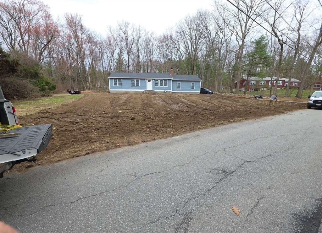 8 Galloway Road, Chelmsford, MA 01824