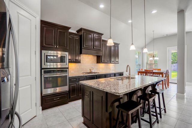 110 Hunter Hollow Drive, Montgomery, TX 77316