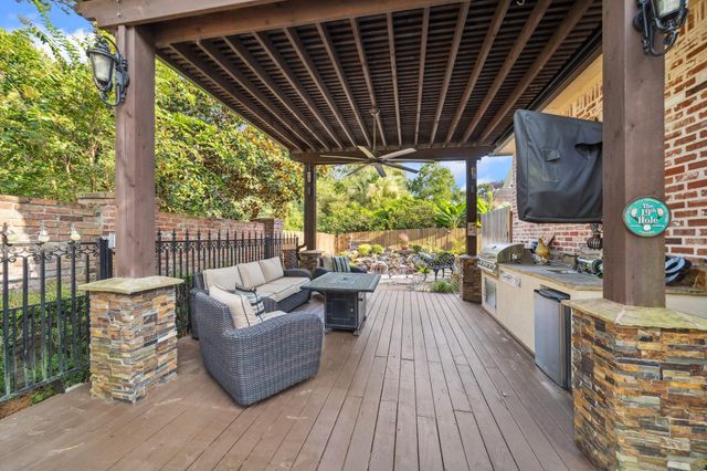 15 Forest Green Trail, Kingwood, TX 77339