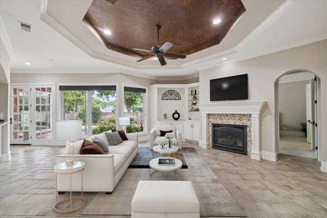 15 Forest Green Trail, Kingwood, TX 77339