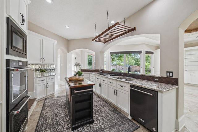 15 Forest Green Trail, Kingwood, TX 77339