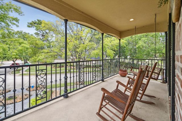 15 Forest Green Trail, Kingwood, TX 77339