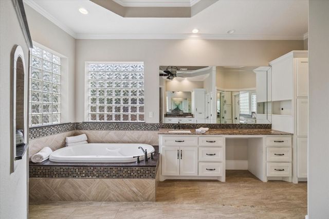 15 Forest Green Trail, Kingwood, TX 77339