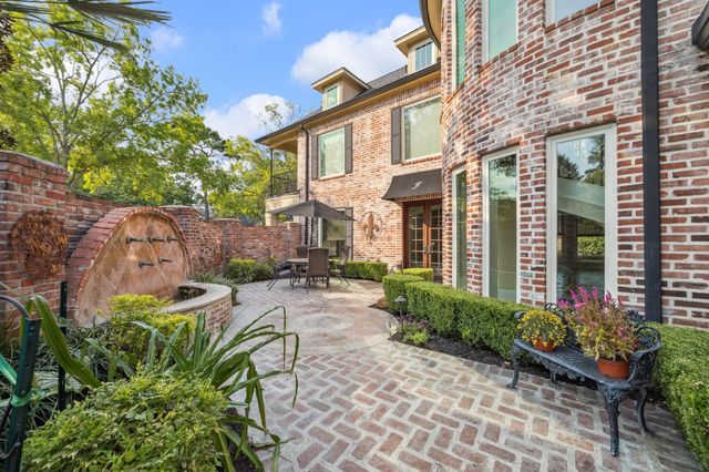 15 Forest Green Trail, Kingwood, TX 77339