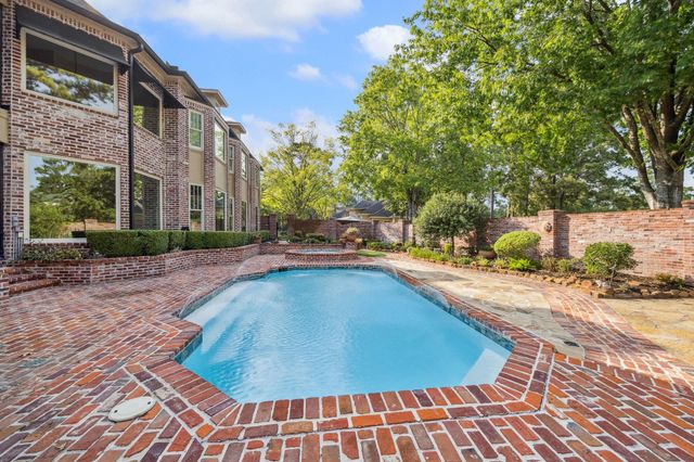 15 Forest Green Trail, Kingwood, TX 77339