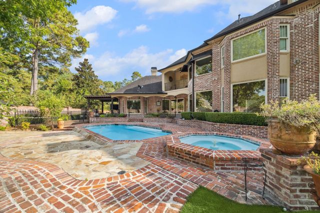 15 Forest Green Trail, Kingwood, TX 77339