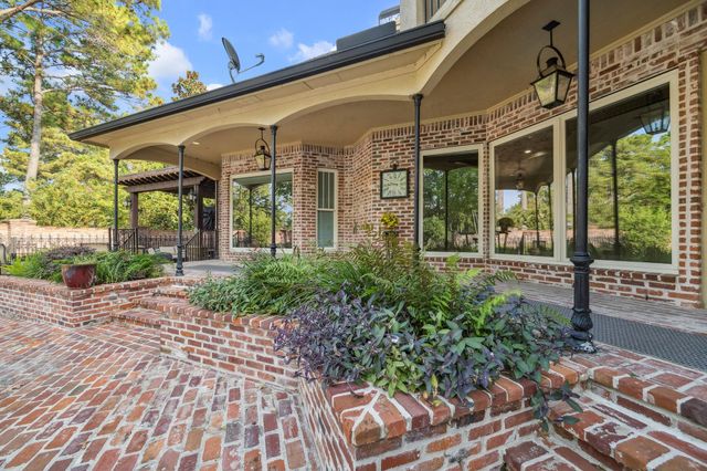 15 Forest Green Trail, Kingwood, TX 77339