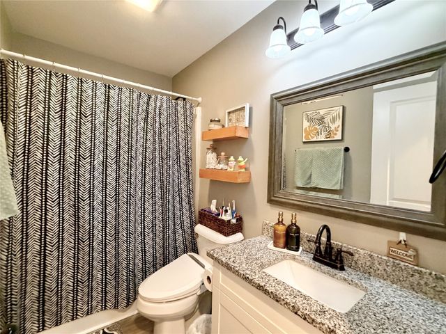 332 S 11th Avenue W, Newton, IA 50208