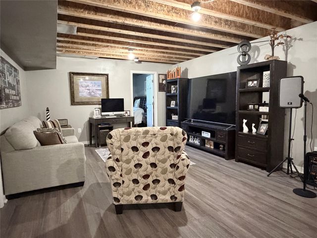 332 S 11th Avenue W, Newton, IA 50208