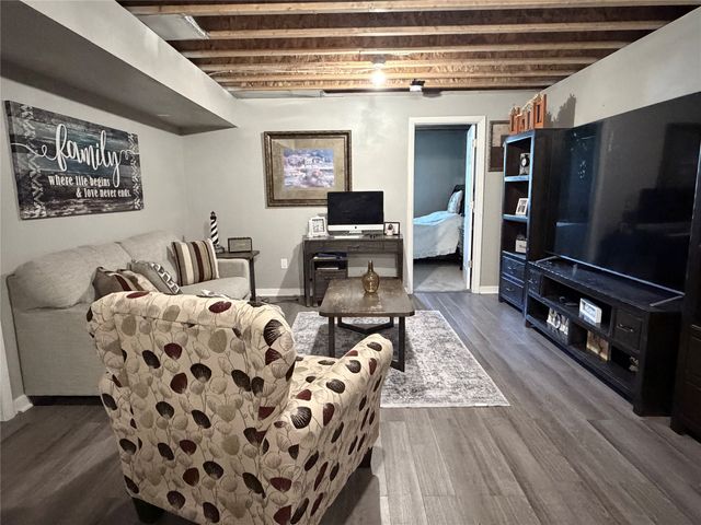332 S 11th Avenue W, Newton, IA 50208