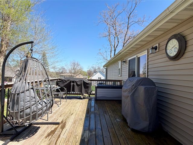 332 S 11th Avenue W, Newton, IA 50208
