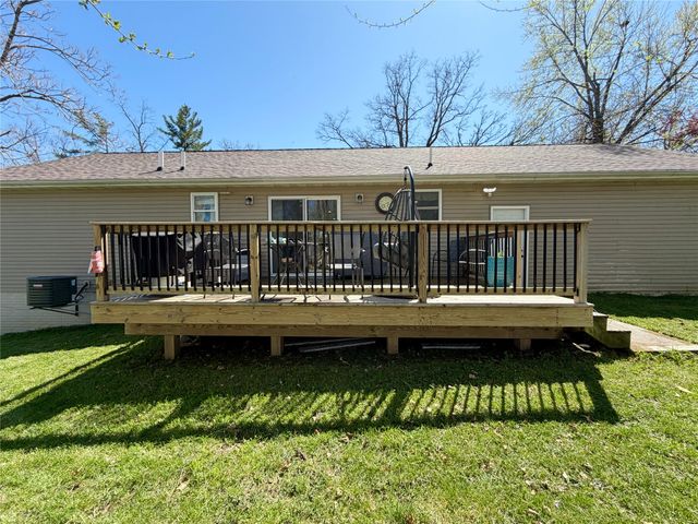 332 S 11th Avenue W, Newton, IA 50208