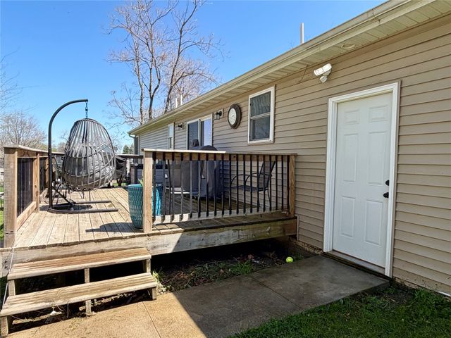 332 S 11th Avenue W, Newton, IA 50208