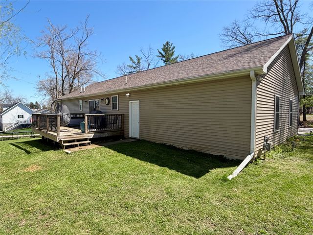 332 S 11th Avenue W, Newton, IA 50208