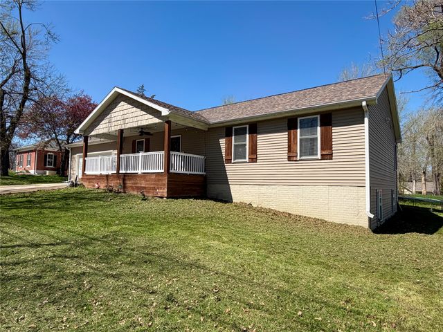 332 S 11th Avenue W, Newton, IA 50208