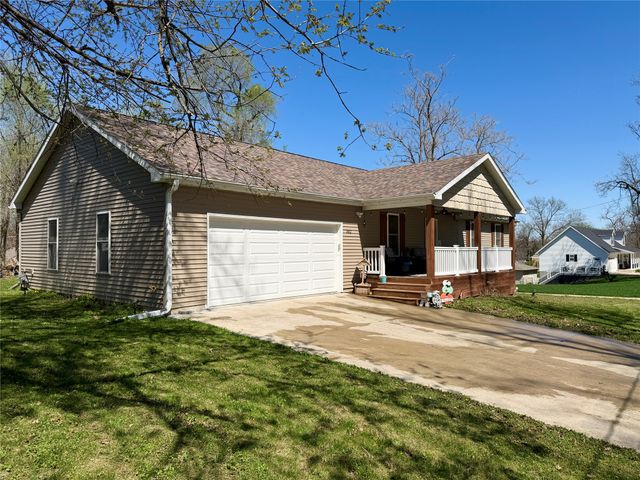332 S 11th Avenue W, Newton, IA 50208