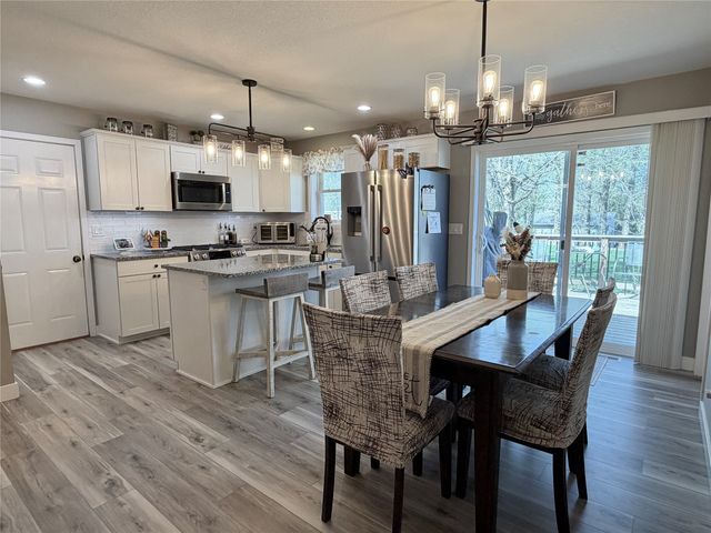 332 S 11th Avenue W, Newton, IA 50208